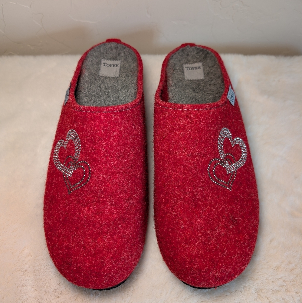 ARA Macaw Cosy Slippers | EU 40 / US 9 | Red Felt with Heart Design